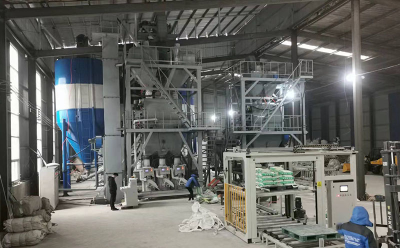 外墻低端墻體廣告涂料生產設備安裝現(xiàn)場